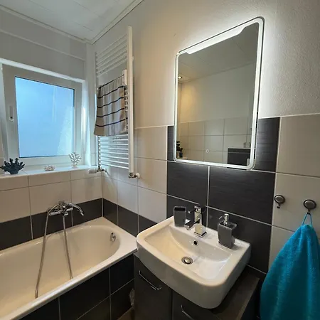 Justyna 1 Freistehendes, Ruhiges Haus Nur 2 Miter Apartment Oberhausen (North Rhine-Westphalia)